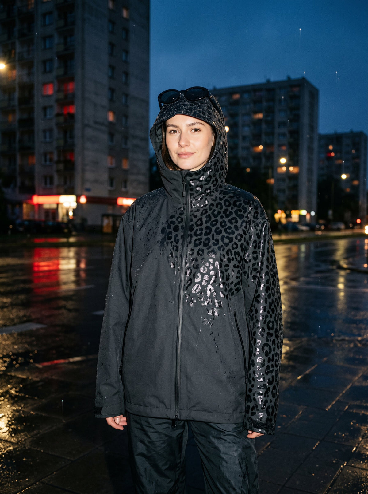 Portret kobiety w kurtce NIMBA z kapturem, deszcz odsłonił panterkę na ramieniu